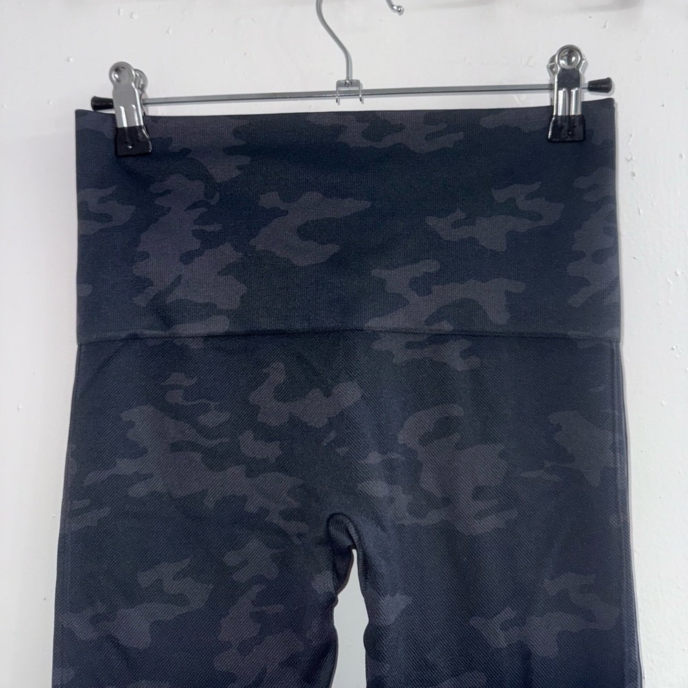 - SPANX Look at Me Now Seamless Leggings, Black Camo size M - Picture 8 of 10